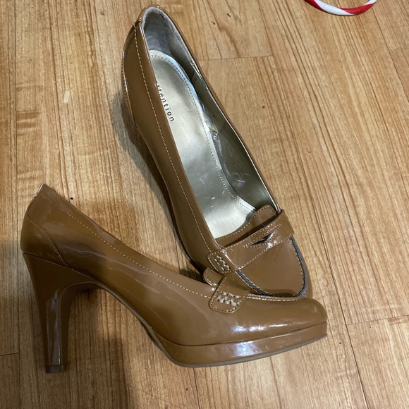 Tan patent leather shoes new without box size 11 - Picture 2 of 2